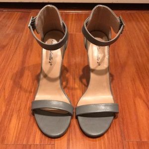 Gray Breckelle’s heeled sandal